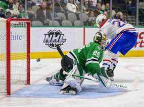 Christian Dvorak des Canadiens marque le deuxième de ses deux buts, battant le gardien des Stars Jake Oettinger lors d'une échappée en désavantage numérique en troisième période mardi soir à Dallas.