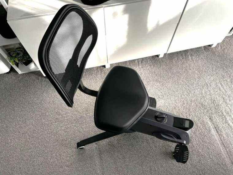 Examen de la chaise de fitness FlexiSpot Sit2Go : Gardez vos jambes en mouvement pendant le travail