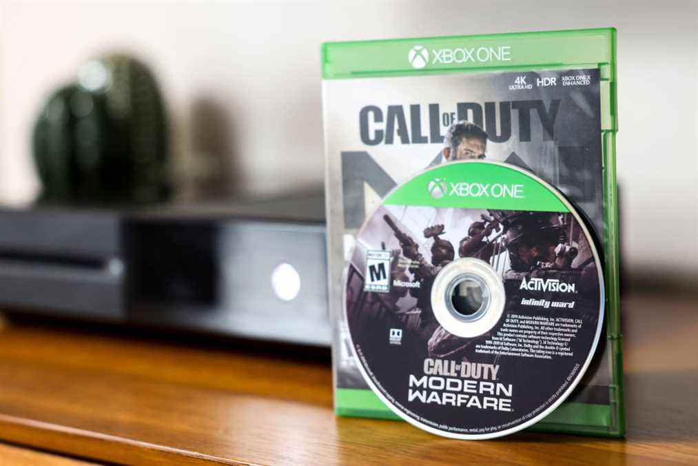 La console de jeux vidéo Xbox One de Microsoft et le jeu vidéo Call of Duty: Modern Warfare d'Activision Blizzard organisés à Denver, Colorado, États-Unis, le mardi 18 janvier 2022. Microsoft Corp. a accepté d'acheter Activision Blizzard Inc. dans le cadre d'un accord de 68,7 milliards de dollars, unissant deux des plus grandes forces du jeu vidéo pour créer la troisième plus grande société de jeux vidéo au monde.  Photographe : Michael Ciaglo/Bloomberg via Getty Images