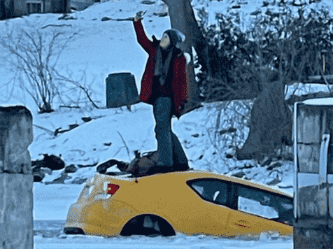 Une femme imperturbable prend un selfie depuis sa voiture qui coule à travers la glace de la rivière Rideau