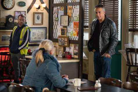 paul foreman, bernie winter et dev alahan dans coronation street