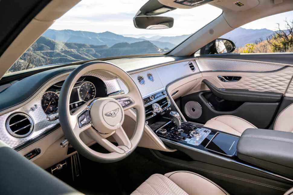 Très peu de Bentley quittent l'usine de Crewe avec le même aspect - telle est la gamme de personnalisation.  Je suis un grand fan de l'aluminium guilloché dans notre voiture d'essai, mais je choisirais une sorte de placage de bois à la place des morceaux noirs de piano.