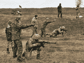 Des instructeurs canadiens de la Force opérationnelle interarmées - Ukraine fournissent des conseils et un soutien en matière de sécurité aux soldats ukrainiens à Starychi, en Ukraine, le 3 mars 2017.