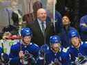 L'entraîneur-chef des New Canucks Bruce Boudreau lors de ses débuts derrière le banc de l'équipe le 6 décembre 2021 contre les Kings de Los Angeles au Rogers Arena.