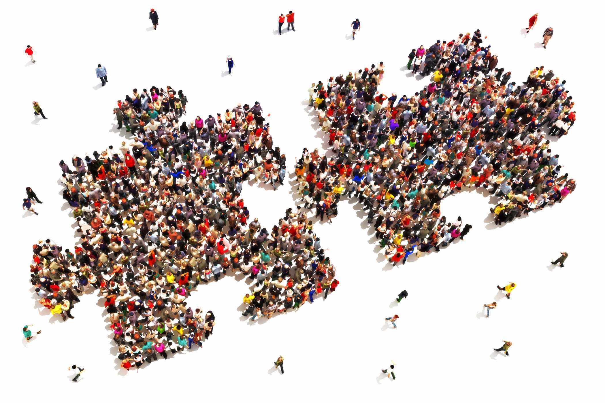 Grand groupe de personnes sous la forme de deux pièces de puzzle sur fond blanc.