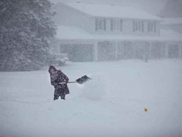 La tempête hivernale transforme le premier jour des cours en personne en Ontario et au Québec en jour de neige