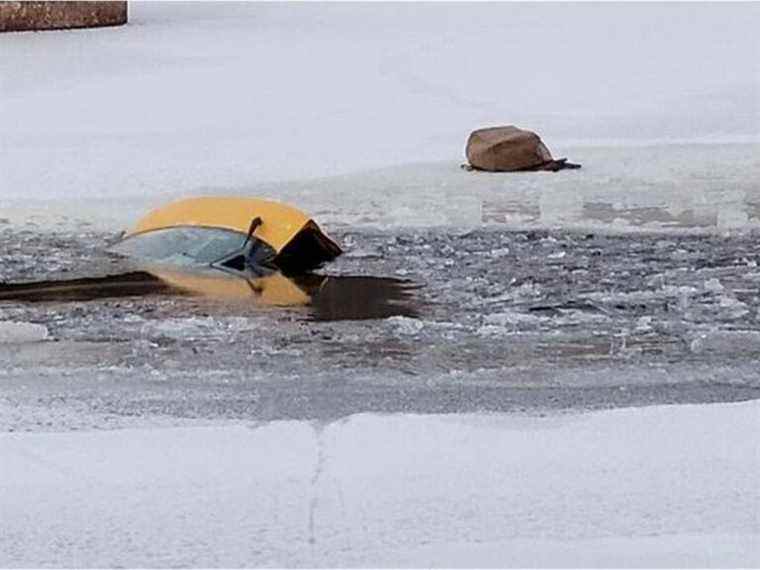 Les sauveteurs utilisent des kayaks pour sauver la conductrice après que sa voiture soit tombée à travers la glace sur la rivière Rideau