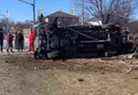 Une camionnette est couchée sur le côté après un accident dans un quartier résidentiel de Barrie le samedi 14 mars 2021.