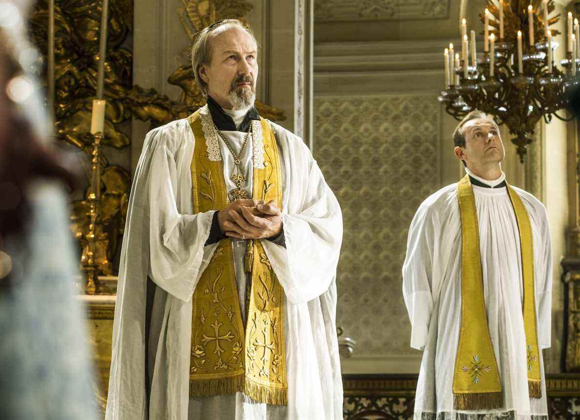 William Hurt en tenue de prêtre du XVIIe siècle dans The King's Daughter