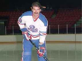 Clark Gillies est montré lors d'une réunion de 20 ans de l'équipe de la Coupe Memorial 1974 des Pats de Regina.  Photo avec l'aimable autorisation de Bill Dubecky/Royal Studios.