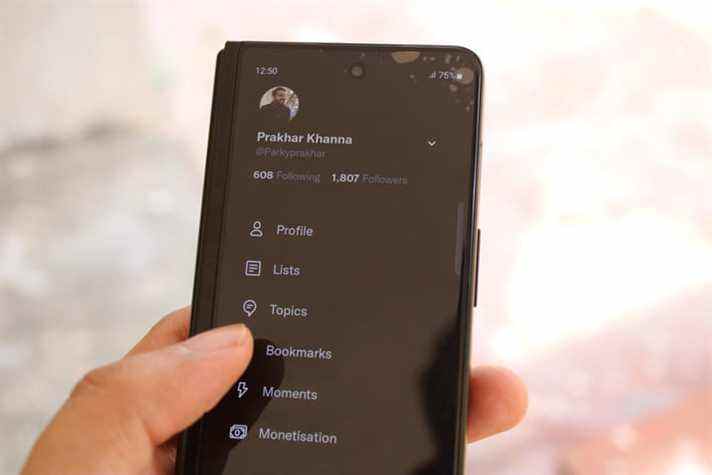 Écran extérieur du Galaxy Z Fold 3 montrant ParkyPrakhar Twitter.