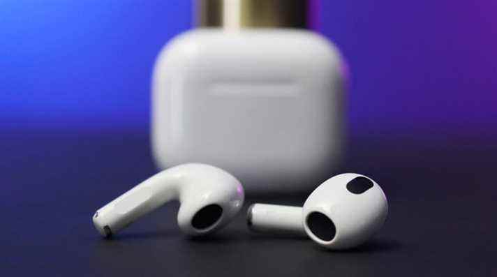 Les Apple AirPods de troisième génération, en dehors de leur étui de chargement.