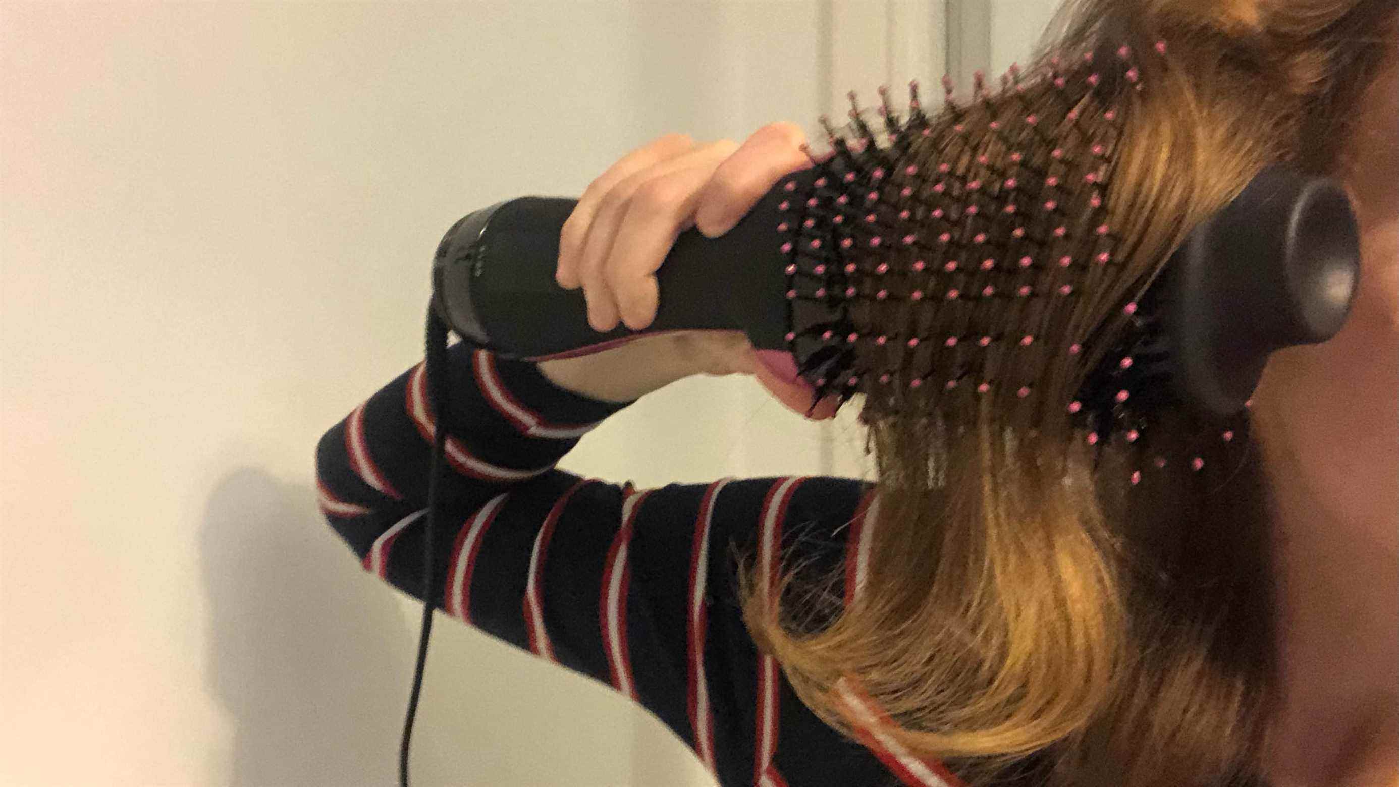 Sécher les cheveux avec le sèche-cheveux Revlon One-Step