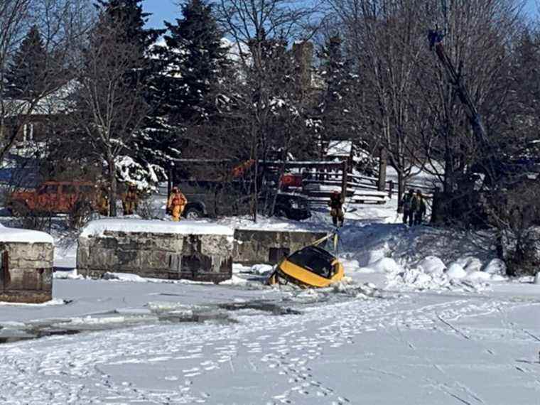 Une « voiture à selfie » tirée de la rivière Rideau dans la banlieue d’Ottawa