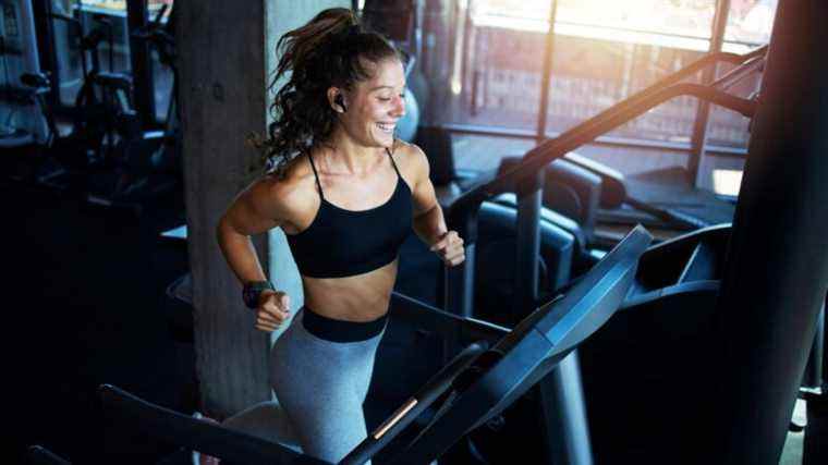 Courir sur un tapis roulant vaut-il mieux que courir dehors ?