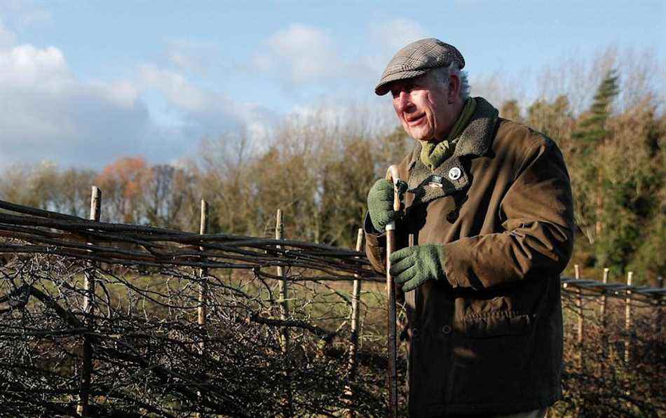 Le prince Charles, prince de Galles, assiste à un événement de pose de haies à Highgrove Estate le 4 décembre 2021 - WPA Pool 