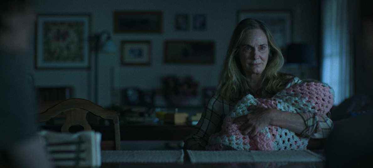 Lisa Emery dans le rôle de Darlene Snell tenant un bébé dans Ozark