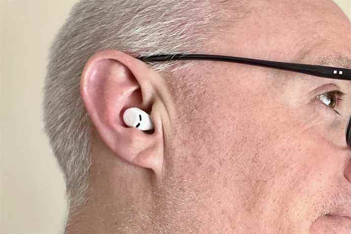 Les écouteurs QuietOn 3 portés dans l'oreille.