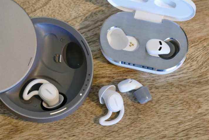 Les Bose SleepBuds 2 et QuietOn 3 avec les étuis ouverts et un écouteur retiré de chacun.