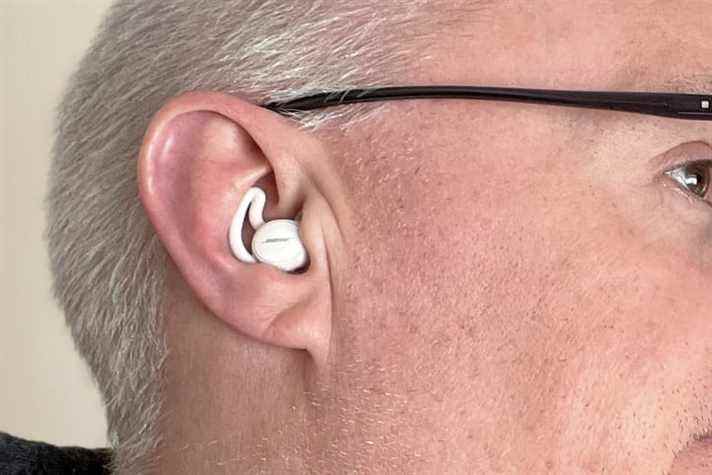 Bose SleepBuds 2 porté dans l'oreille.