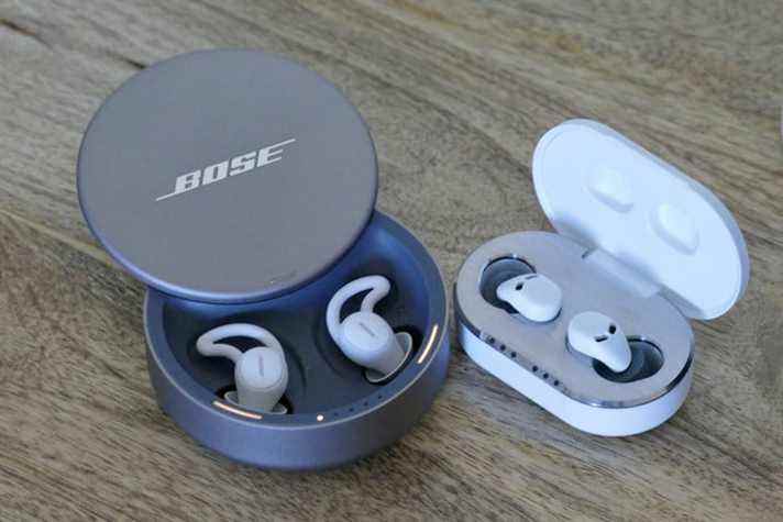 Étuis Bose SleepBuds 2 et QuietOn 3 avec les couvercles ouverts et les écouteurs à l'intérieur.