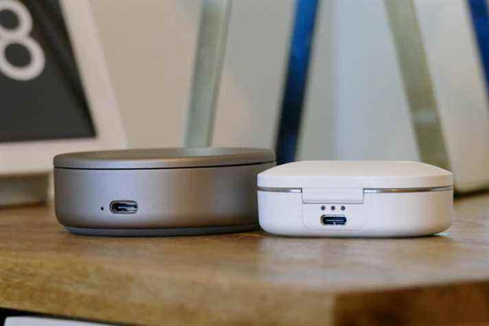 Étuis Bose SleepBuds 2 et QuietOn 3 avec les ports de charge affichés.