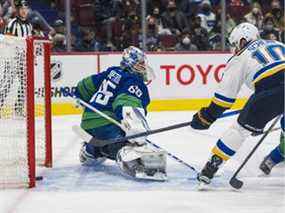 L'attaquant des Blues de St. Louis Brayden Schenn (10) marque sur le gardien des Canucks de Vancouver Michael Dipietro (65) en deuxième période au Rogers Arena.