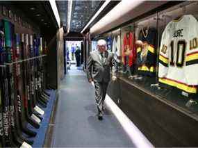 L'entraîneur-chef Bruce Boudreau des Canucks de Vancouver passe devant le vestiaire à la mi-décembre.