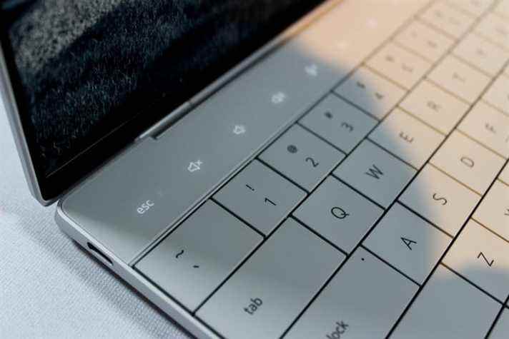 Les boutons de fonction tactile sur le Dell XPS 13 Plus.