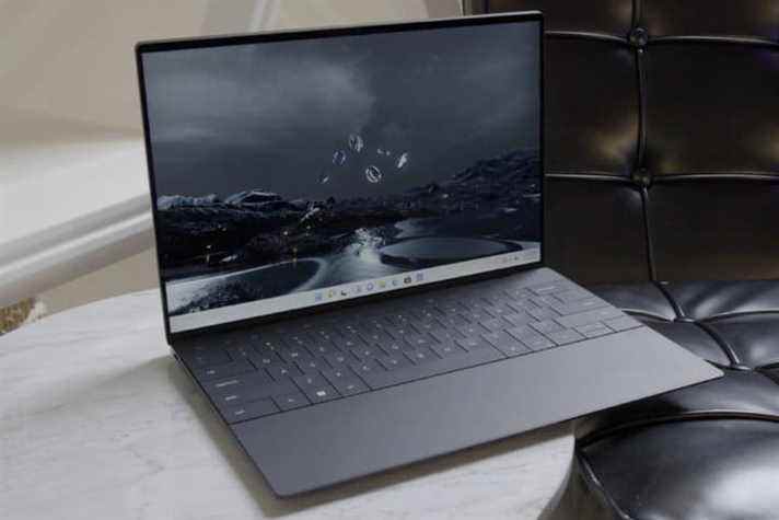 Le Dell XPS 13 Plus sur une table d'appoint en marbre.