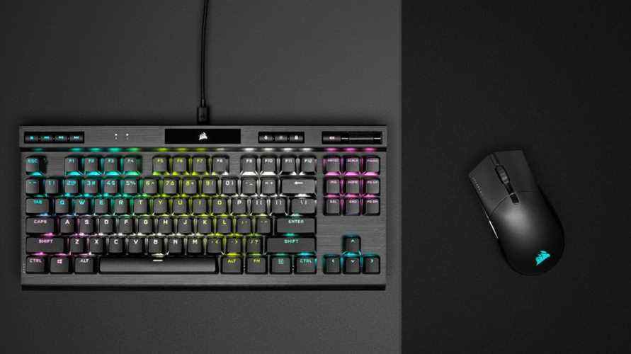 La souris de jeu sans fil Corsair Saber RGB Pro à côté d'un clavier de jeu Corsair