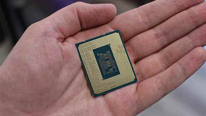 Les contacts arrière sur un processeur Intel Core i5-12400F.