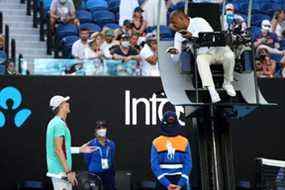 Le Canadien Denis Shapovalov s'entretient avec l'arbitre alors qu'il affronte l'Espagnol Rafael Nadal lors de leur match de quart de finale du simple masculin lors de la neuvième journée du tournoi de tennis de l'Open d'Australie à Melbourne le 25 janvier 2022. (Photo par Aaron FRANCIS / AFP)