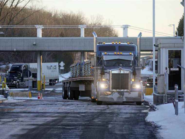 Un convoi de camionneurs à travers le pays quitte la Colombie-Britannique pour Ottawa pour protester contre le mandat du vaccin