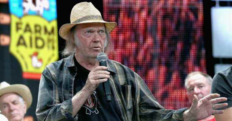 Neil Young veut que Spotify tire sa musique sur la désinformation de Joe Rogan COVID