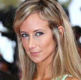 La mondaine britannique Lady Victoria Hervey pose en 2007 lors d'une première à Cannes.