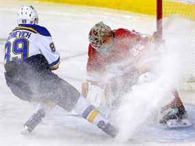 Le gardien des Flames de Calgary Jacob Markstrom arrête Pavel Buchnevich des Blues de St. Louis au Scotiabank Saddledome de Calgary le lundi 24 janvier 2022.