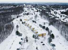 Après avoir parcouru les sentiers de raquette qui longent le Carriage Country Club de 30 acres, juste à l'extérieur de Barrie, les résidents peuvent se blottir autour des foyers situés sur tout le terrain.