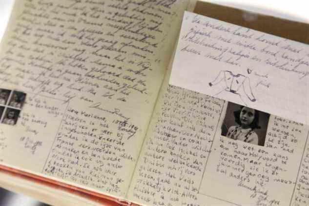 Une reproduction du journal d'Anne Frank, faisant partie d'une exposition permanente sur la vie d'Anne Frank au Centre Simon Wiesenthal et au Musée de la tolérance.