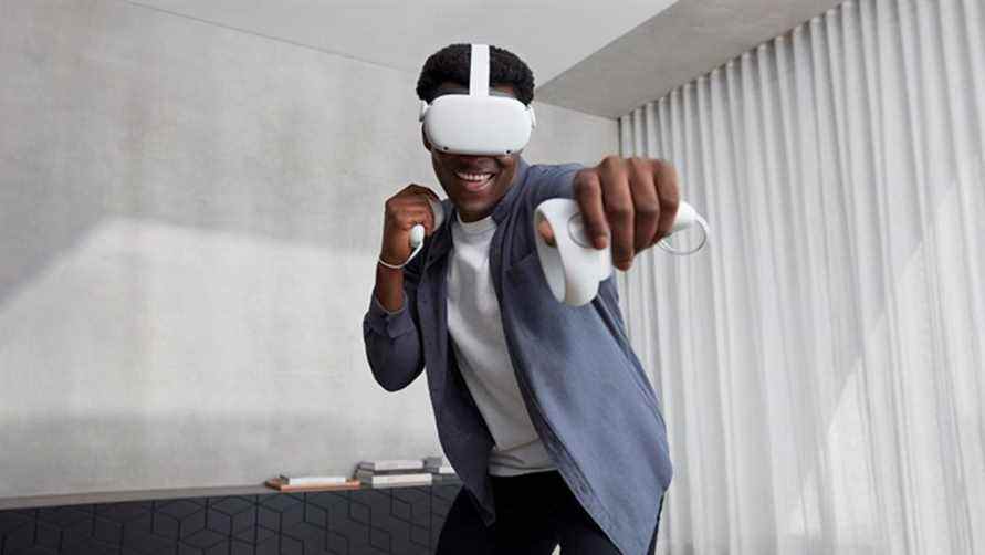 Oculus Quest 2 utilisé par un joueur tenant les contrôleurs vers la caméra