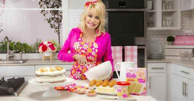 Dolly Parton et Duncan Hines lancent une ligne sucrée de mélanges à gâteaux