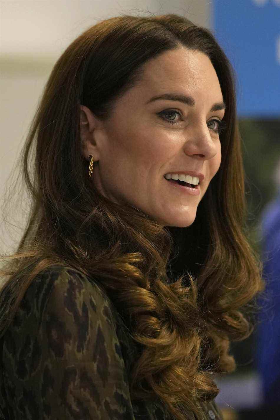 LONDRES, ANGLETERRE – 26 JANVIER: Catherine, duchesse de Cambridge, est accueillie lors de sa visite à Shout pour marquer le service de texte sur la santé mentale atteignant plus d'un million de conversations avec les personnes dans le besoin, le 26 janvier 2022 à Londres, en Angleterre.  La duchesse a rencontré des superviseurs cliniques, des bénévoles et des collecteurs de fonds pour les remercier de leurs efforts inestimables pour garantir qu'un soutien vital en matière de santé mentale est disponible dans tout le Royaume-Uni à toute heure du jour ou de la nuit.  (Photo Alastair Grant - Piscine WPA/Getty Images)