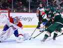 L'ailier gauche du Minnesota Wild Kevin Fiala (22 ans) marque sur Michael McNiven des Canadiens de Montréal lors de la troisième période au Xcel Energy Center le 24 janvier 2022;  Saint Paul, Minn. 