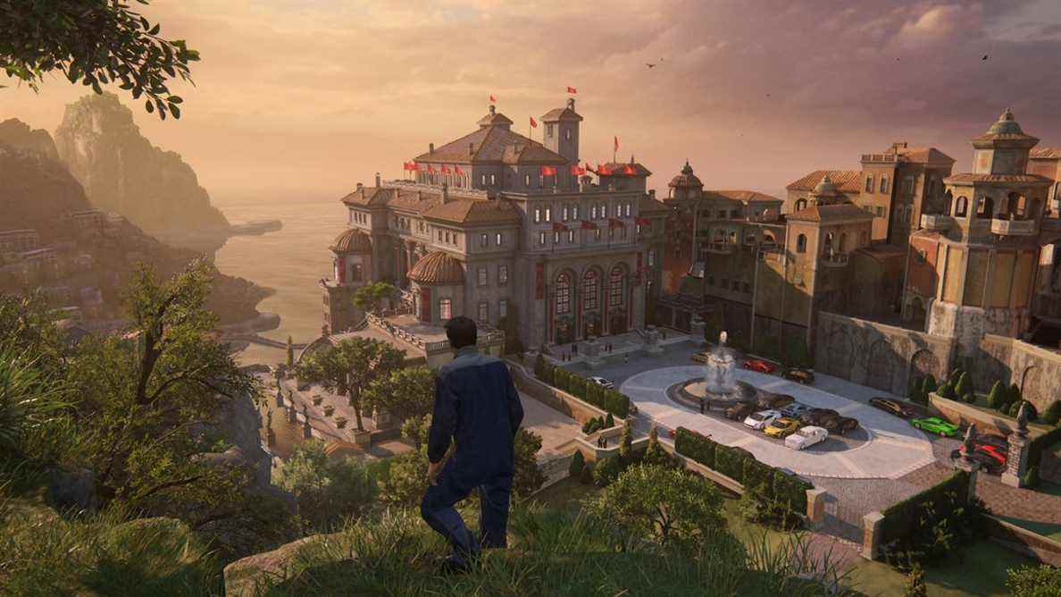 Nathan Drake se tient sur une crête surplombant un domaine opulent au coucher du soleil dans Uncharted: Legacy of Thieves Collection remaster d'Uncharted 4: A Thief's End (capture d'écran capturée en mode Performance)