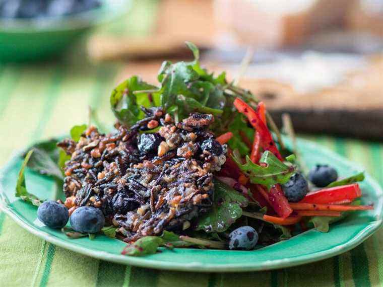 Cuisinez ceci : Salade de beignets de riz Manoomin avec vinaigrette aux myrtilles de New Native Kitchen