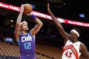 Kelly Oubre Jr. des Charlotte Hornets lance un tir sur Pascal Siakam des Raptors au cours de la première mi-temps.  COLE BURSTON/GETTY IMAGES