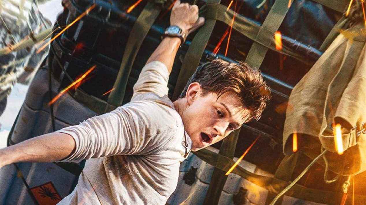 Une affiche d'Uncharted montre que Tom Holland s'accroche à sa chère vie
