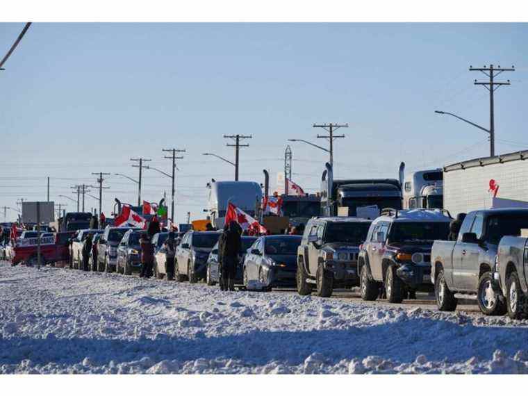 Alors qu’un convoi de camions approche d’Ottawa, la police avertit des ralentissements de la circulation