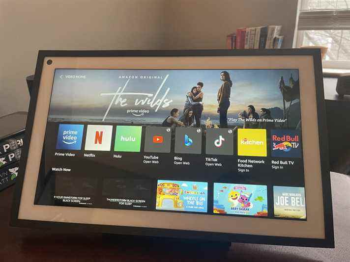 L'Echo Show 15 est un excellent appareil pour regarder du contenu.