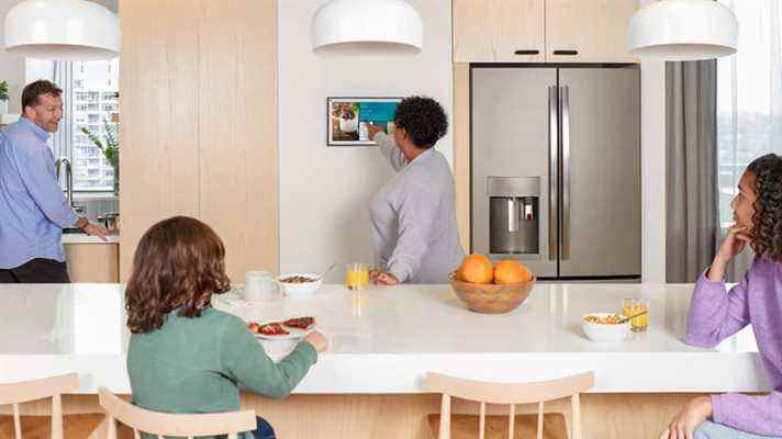 Amazon Echo Show 15 accroché horizontalement au mur dans une cuisine.